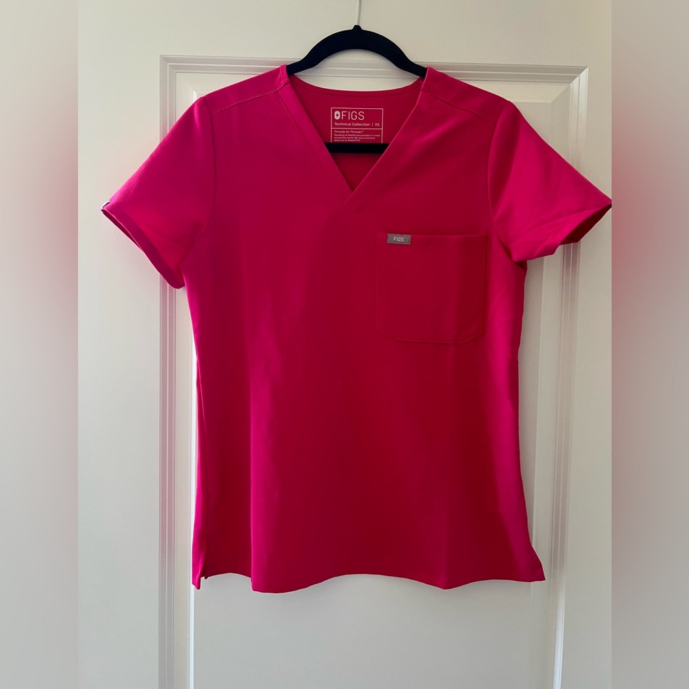 FIGS Catarina One Pocket Women’s Scrub Top in Ultra Rose Sz XS